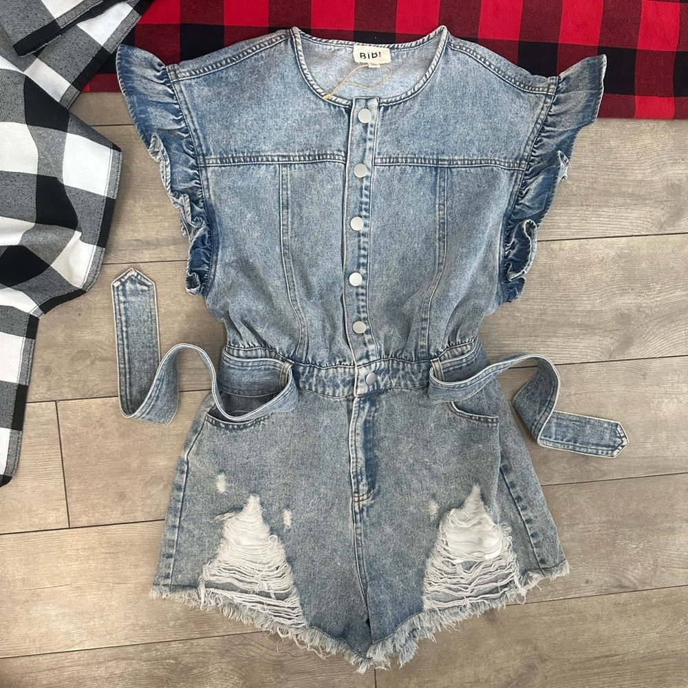 New BiBi Ruffled Distressed Denim Romper Ruffle Sleeve Romper Size Small - Picture 16 of 16